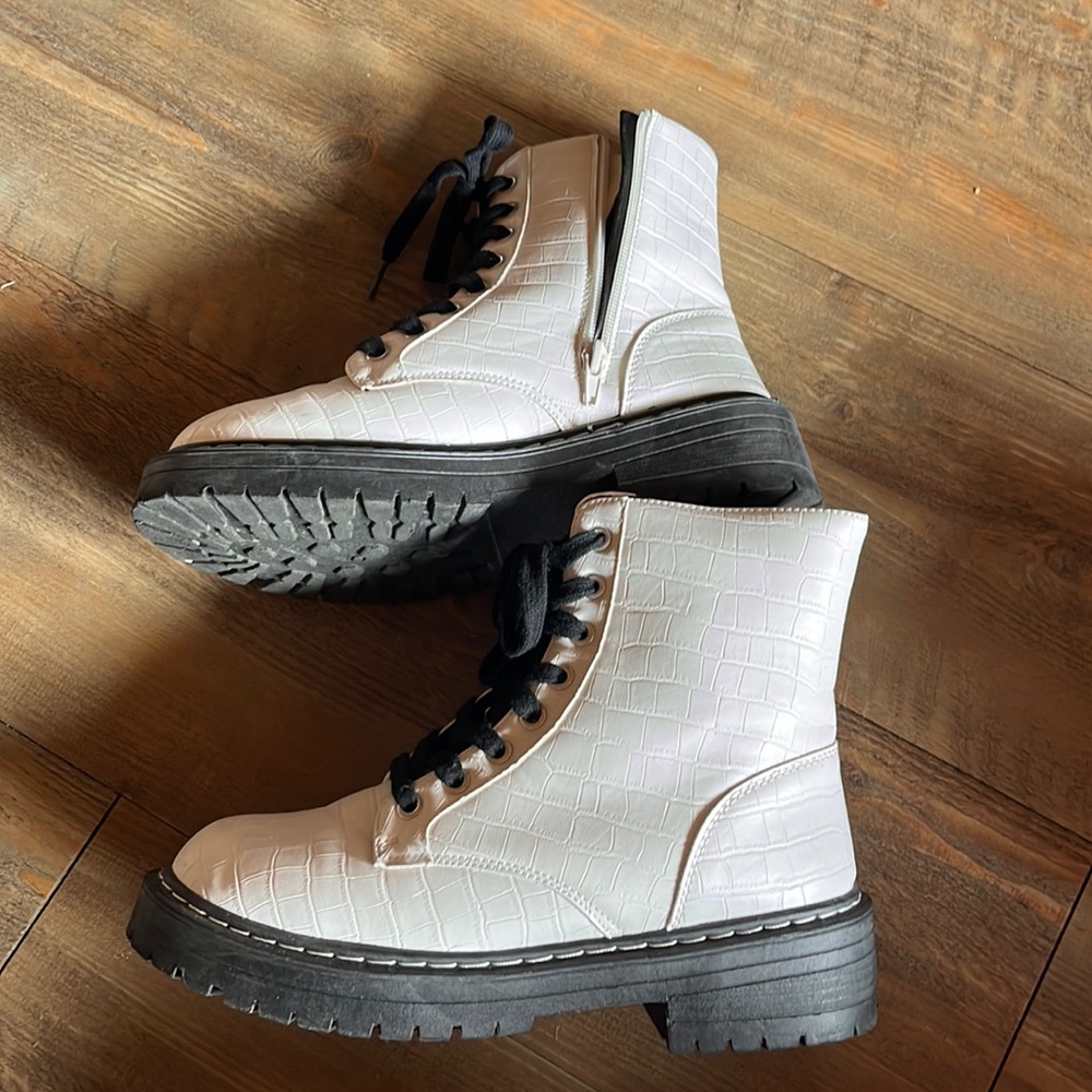 True Craft white Alligator combat Boots 7.5